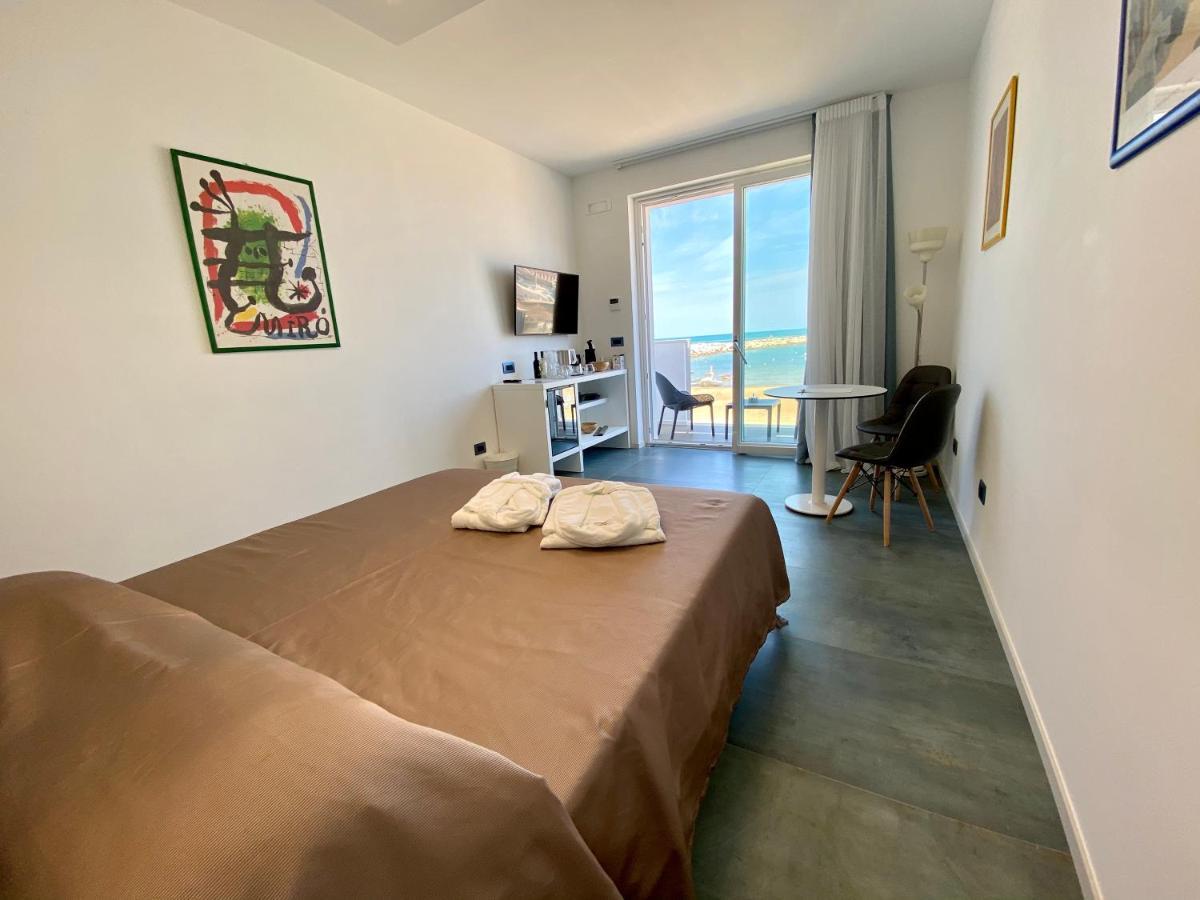 Marina Bay Suites Peschici Bagian luar foto