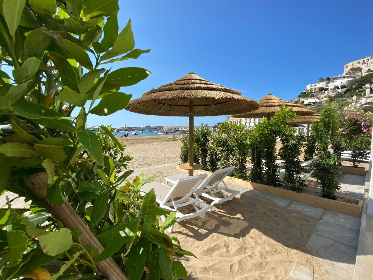 Marina Bay Suites Peschici Bagian luar foto