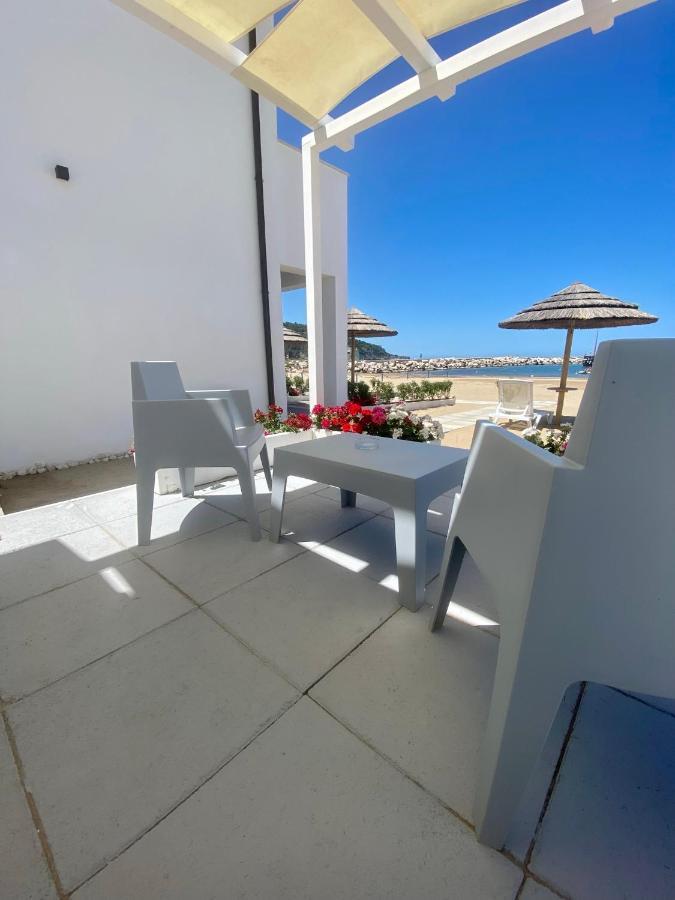 Marina Bay Suites Peschici Bagian luar foto